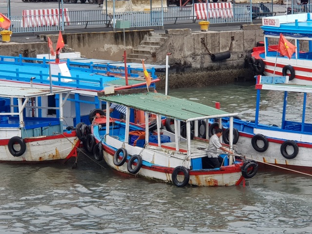 Ca nô đưa đón du khách đi thăm Vịnh Nha Trang được hoạt động trở lại - 2