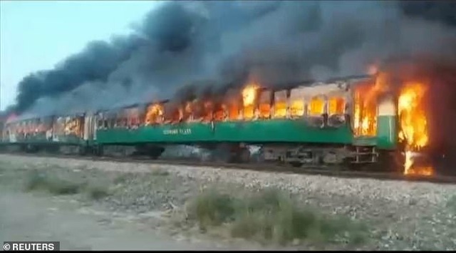 Hiện trường thảm khốc vụ nổ bình gas trên tàu Pakistan làm 74 người chết - 2 Hiện trường thảm khốc vụ nổ bình gas trên tàu Pakistan làm 74 người chết - 2