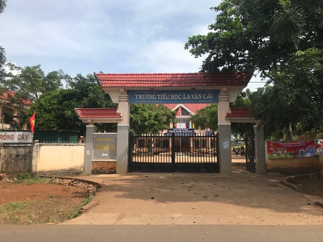Hiệu trưởng tự ý chia nhỏ tiền học bổng hỗ trợ học sinh nghèo - 1 Hiệu trưởng tự ý chia nhỏ tiền học bổng hỗ trợ học sinh nghèo - 1