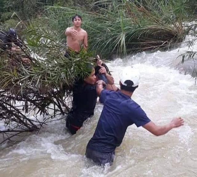 Nhóm thanh niên vượt dòng nước lũ cứu 4 người mắc kẹt giữa sông - 1 Nhóm thanh niên vượt dòng nước lũ cứu 4 người mắc kẹt giữa sông - 1