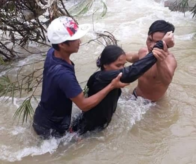 Nhóm thanh niên vượt dòng nước lũ cứu 4 người mắc kẹt giữa sông - 2 Nhóm thanh niên vượt dòng nước lũ cứu 4 người mắc kẹt giữa sông - 2