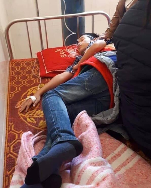 Khóc lạc giọng đám tang cô giáo bị tai nạn không có nổi chiếc áo quan - 4 Khóc lạc giọng đám tang cô giáo bị tai nạn không có nổi chiếc áo quan - 4