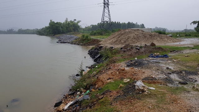 Lo thắt ruột bờ kè xây chưa xong, bờ sông tiếp tục bị ngoạm tại Đà Nẵng - 1 Lo thắt ruột bờ kè xây chưa xong, bờ sông tiếp tục bị ngoạm tại Đà Nẵng - 1