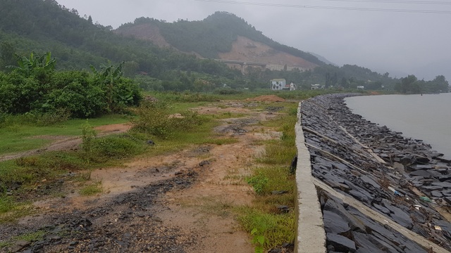 Lo thắt ruột bờ kè xây chưa xong, bờ sông tiếp tục bị ngoạm tại Đà Nẵng - 4 Lo thắt ruột bờ kè xây chưa xong, bờ sông tiếp tục bị ngoạm tại Đà Nẵng - 4
