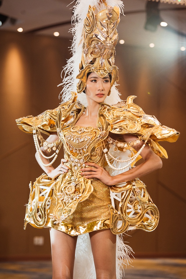 Võ Hoàng Yến chê thẳng thừng màn trình diễn của Á hậu Hoàng Thùy - 11 Võ Hoàng Yến chê thẳng thừng màn trình diễn của Á hậu Hoàng Thùy - 11