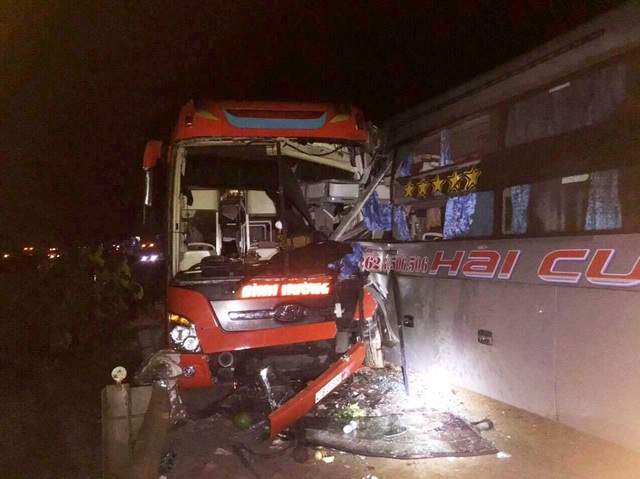 Hiện trường nơi xảy ra vụ tai nạn Tai nạn liên hoàn giữa 3 ô tô khách trên đường Hồ Chí Minh