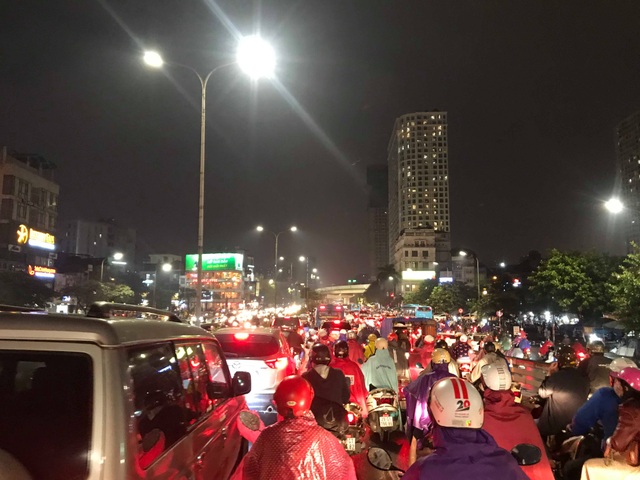 Hà Nội: Mưa lạnh trút xuống đúng giờ tan tầm, đường phố ùn tắc kinh hoàng - 7 Hà Nội: Mưa lạnh trút xuống đúng giờ tan tầm, đường phố ùn tắc kinh hoàng - 7