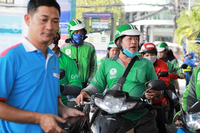 Người dân TPHCM xếp hàng rồng rắn chờ đổ xăng khuyến mãi 50% - 11 Người dân TPHCM xếp hàng rồng rắn chờ đổ xăng khuyến mãi 50% - 11