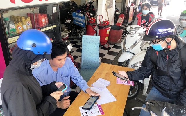 Người dân TPHCM xếp hàng rồng rắn chờ đổ xăng khuyến mãi 50% - 2 Người dân TPHCM xếp hàng rồng rắn chờ đổ xăng khuyến mãi 50% - 2