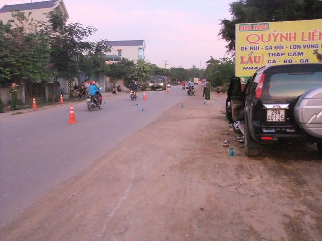 Hơn 30 đối tượng dùng súng, hung khí hỗn chiến ở quốc lộ 12B - 1 Hơn 30 đối tượng dùng súng, hung khí hỗn chiến ở quốc lộ 12B - 1
