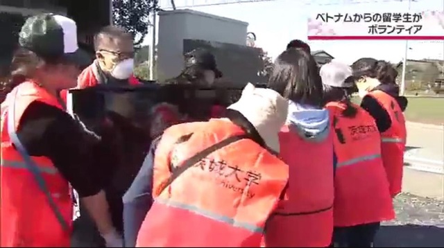 Hỗ trợ dân vùng thiên tai, du học sinh Việt được khen ngợi trên truyền hình Nhật Bản - 3 Hỗ trợ dân vùng thiên tai, du học sinh Việt được khen ngợi trên truyền hình Nhật Bản - 3