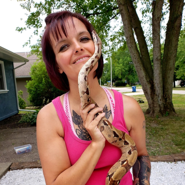Một phụ nữ bị trăn khổng lồ siết cổ chết trong căn nhà có 140 con rắn - Ảnh minh hoạ 3