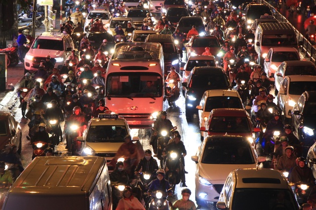 Hà Nội: Mưa lạnh trút xuống đúng giờ tan tầm, đường phố ùn tắc kinh hoàng - 2 Hà Nội: Mưa lạnh trút xuống đúng giờ tan tầm, đường phố ùn tắc kinh hoàng - 2