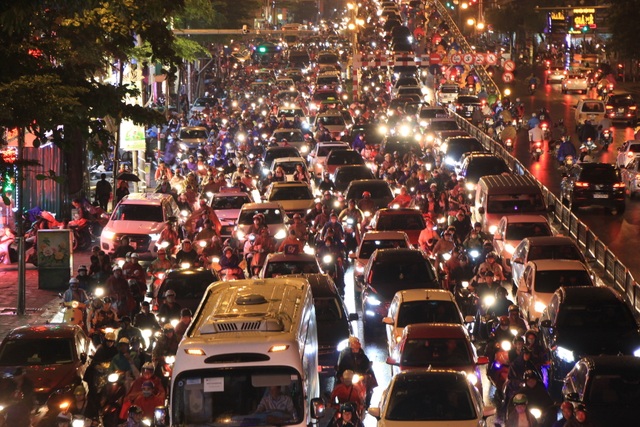 Hà Nội: Mưa lạnh trút xuống đúng giờ tan tầm, đường phố ùn tắc kinh hoàng - 1 Hà Nội: Mưa lạnh trút xuống đúng giờ tan tầm, đường phố ùn tắc kinh hoàng - 1
