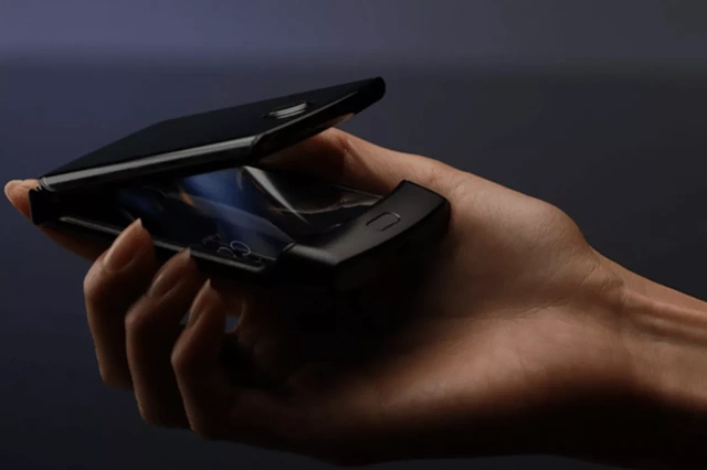 Lộ ảnh smartphone màn hình gập của Motorola với thiết kế huyền thoại 1