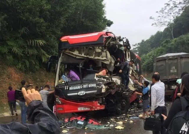 Xe khách nát bét sau cú va chạm với xe ben, 6 người bị thương - 2 Xe khách nát bét sau cú va chạm với xe ben, 6 người bị thương - 2