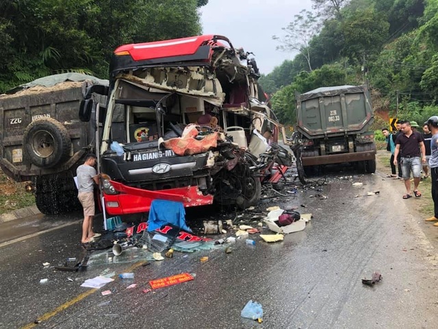 Xe khách nát bét sau cú va chạm với xe ben, 6 người bị thương - 1 Xe khách nát bét sau cú va chạm với xe ben, 6 người bị thương - 1