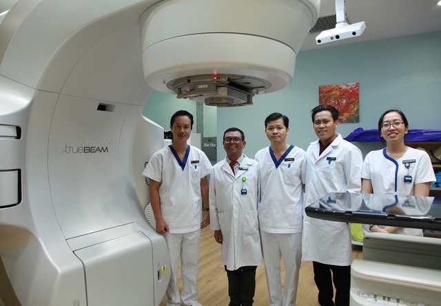 Tế bào ung thư “bốc hơi” nhờ kỹ thuật xạ trị chuẩn đến từng milimet - 2 Tế bào ung thư “bốc hơi” nhờ kỹ thuật xạ trị chuẩn đến từng milimet - 2