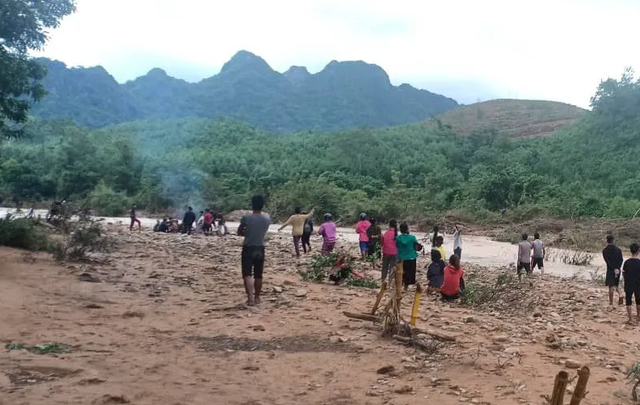 Tìm thấy thi thể người phụ nữ sau 4 ngày bị lũ cuốn mất tích - 1 Tìm thấy thi thể người phụ nữ sau 4 ngày bị lũ cuốn mất tích - 1