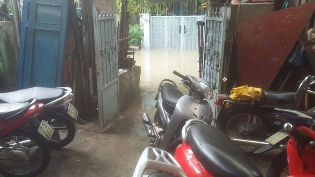 Nhiều tuyến đường ở Đà Nẵng ngập nặng sau trận mưa đêm - 2 Nhiều tuyến đường ở Đà Nẵng ngập nặng sau trận mưa đêm - 2