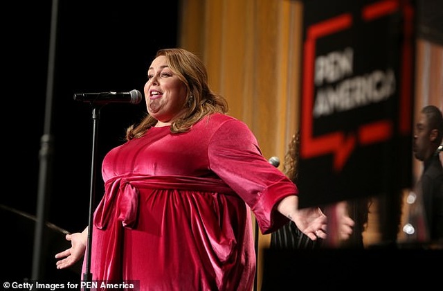 Chrissy Metz vẫn xinh đẹp dù vóc dáng nặng nề - 4 Chrissy Metz vẫn xinh đẹp dù vóc dáng nặng nề - 4