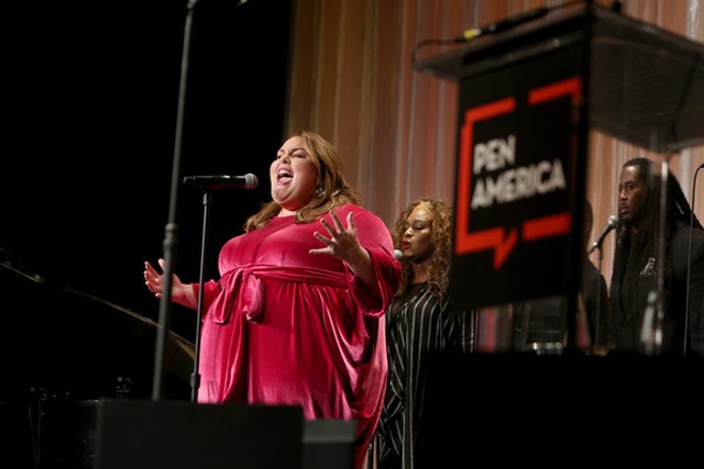 Chrissy Metz vẫn xinh đẹp dù vóc dáng nặng nề - 7 Chrissy Metz vẫn xinh đẹp dù vóc dáng nặng nề - 7
