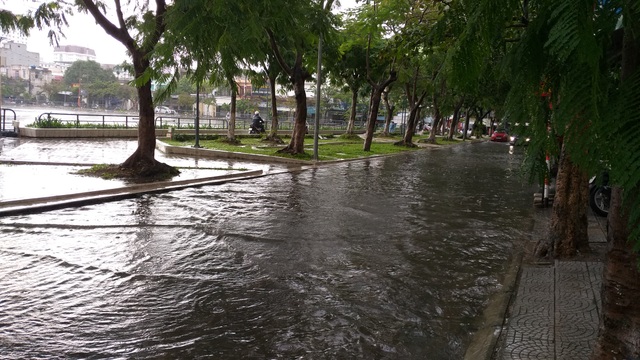 Nhiều tuyến đường ở Đà Nẵng ngập nặng sau trận mưa đêm - 3 Nhiều tuyến đường ở Đà Nẵng ngập nặng sau trận mưa đêm - 3