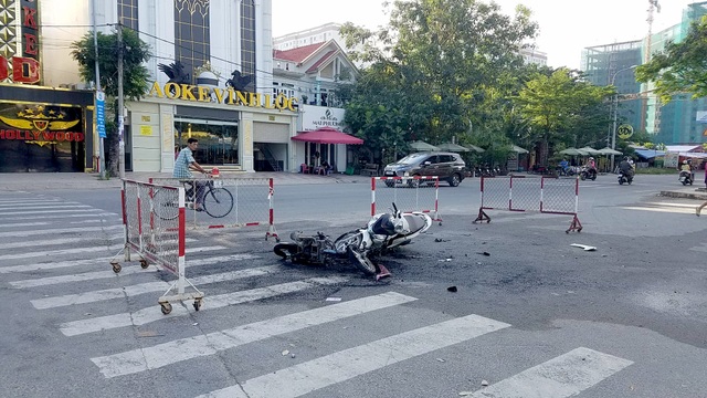 Hai nhóm thanh niên hỗn chiến vì... 2 cô gái đánh nhau - 1 Hai nhóm thanh niên hỗn chiến vì... 2 cô gái đánh nhau - 1