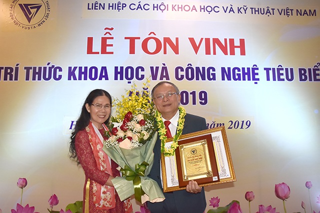 PGS.TS. Cao Hùng Phi, Hiệu trưởng Trường Đại học Sư phạm Kỹ thuật Vĩnh Long được tôn vinh trí thức khoa học và công nghệ tiêu biểu năm 2019 - 2 PGS.TS. Cao Hùng Phi, Hiệu trưởng Trường Đại học Sư phạm Kỹ thuật Vĩnh Long được tôn vinh trí thức khoa học và công nghệ tiêu biểu năm 2019 - 2