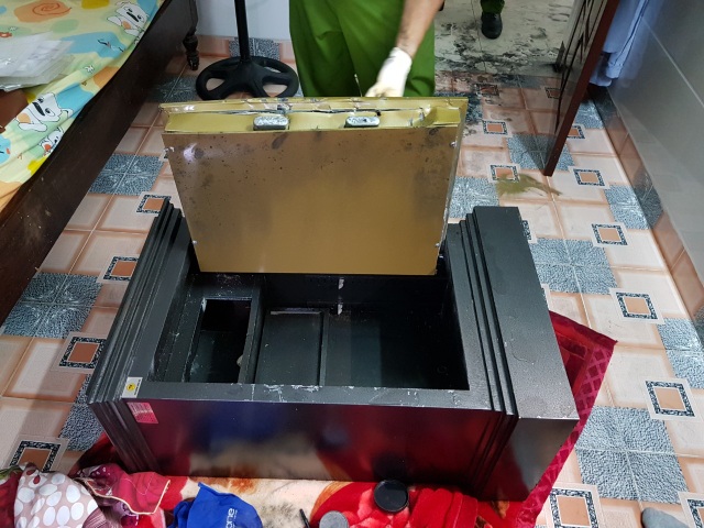 Đục két sắt, trộm nửa tỷ đồng khi gia chủ vắng nhà - 2 Đục két sắt, trộm nửa tỷ đồng khi gia chủ vắng nhà - 2