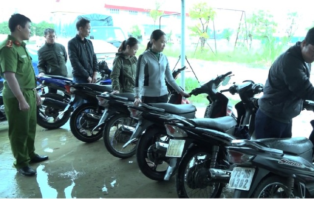 Người dân bất ngờ khi được trao trả xe máy bị mất nhiều tháng trước - 1 Người dân bất ngờ khi được trao trả xe máy bị mất nhiều tháng trước - 1