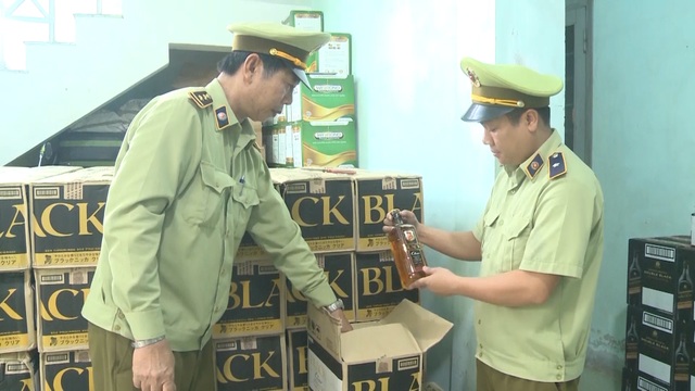 Phát hiện hơn 3.000 chai rượu ngoại nhập lậu trị giá gần 1,5 tỷ đồng - 2 Phát hiện hơn 3.000 chai rượu ngoại nhập lậu trị giá gần 1,5 tỷ đồng - 2