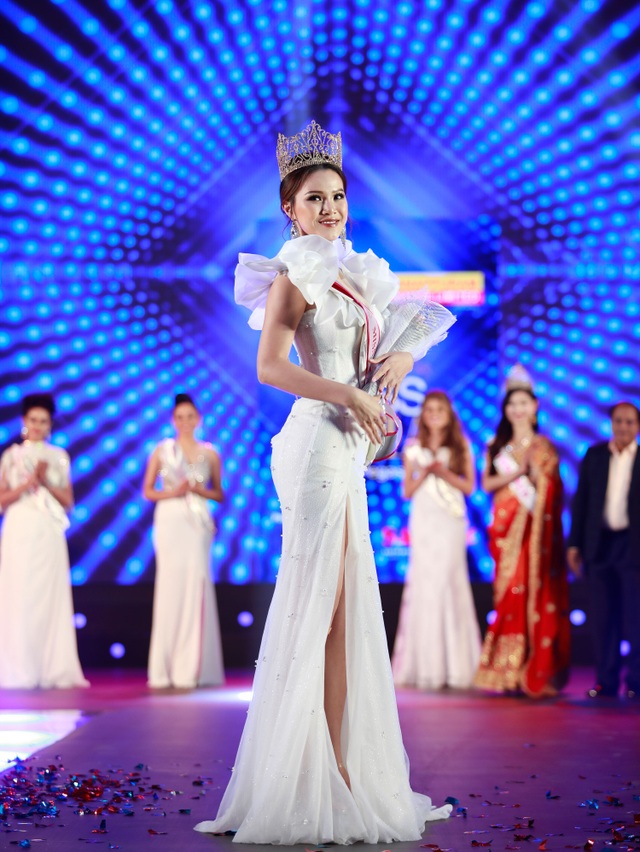 Yến Trang rạng rỡ đăng quang Hoa hậu Châu Á 2019 - 4