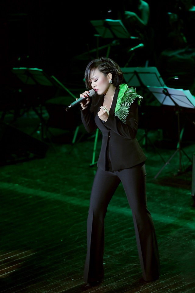 Thanh Lam, Ngọc Khuê hát như “lên đồng” trong đêm nhạc Nguyễn Vĩnh Tiến - 14 Thanh Lam, Ngọc Khuê hát như “lên đồng” trong đêm nhạc Nguyễn Vĩnh Tiến - 14