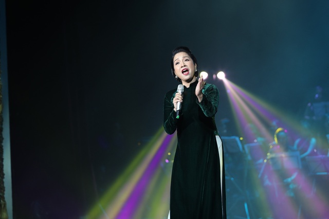 Thanh Lam, Ngọc Khuê hát như “lên đồng” trong đêm nhạc Nguyễn Vĩnh Tiến - 4 Thanh Lam, Ngọc Khuê hát như “lên đồng” trong đêm nhạc Nguyễn Vĩnh Tiến - 4