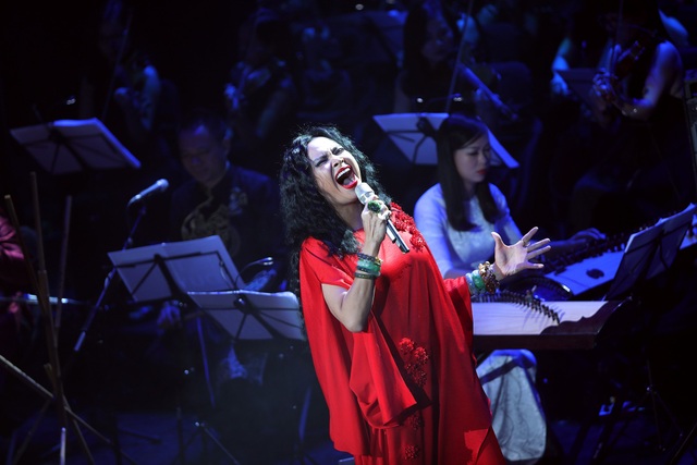 Thanh Lam, Ngọc Khuê hát như “lên đồng” trong đêm nhạc Nguyễn Vĩnh Tiến - 8 Thanh Lam, Ngọc Khuê hát như “lên đồng” trong đêm nhạc Nguyễn Vĩnh Tiến - 8