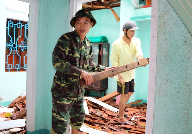 Phú Yên: Bộ đội giúp dân sửa chữa nhà cửa…ổn định cuộc sống sau bão số 5 - 8 Phú Yên: Bộ đội giúp dân sửa chữa nhà cửa…ổn định cuộc sống sau bão số 5 - 8
