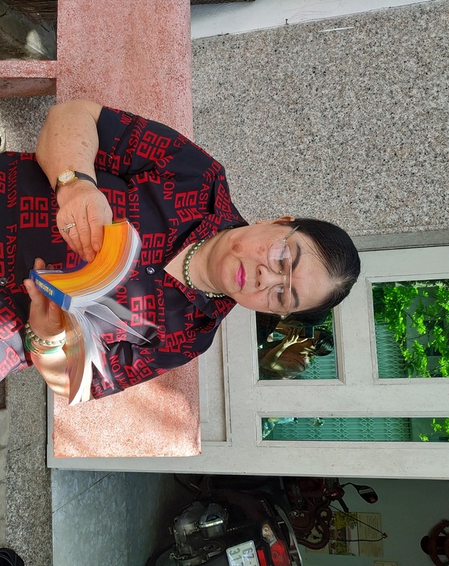 Nữ sinh viên 63 tuổi đến trường học Luật để tư vấn miễn phí giúp người nghèo - 3 Nữ sinh viên 63 tuổi đến trường học Luật để tư vấn miễn phí giúp người nghèo - 3