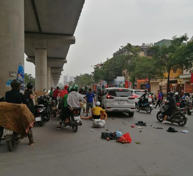Hà Nội: Tài xế ô tô con nghi ngủ gật, đâm hàng loạt xe trên phố - 1 Hà Nội: Tài xế ô tô con nghi ngủ gật, đâm hàng loạt xe trên phố - 1