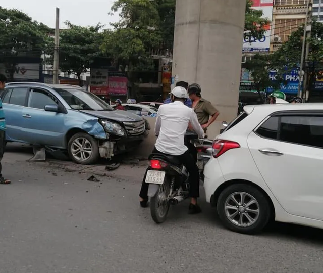 Hà Nội: Tài xế ô tô con nghi ngủ gật, đâm hàng loạt xe trên phố - 2 Hà Nội: Tài xế ô tô con nghi ngủ gật, đâm hàng loạt xe trên phố - 2