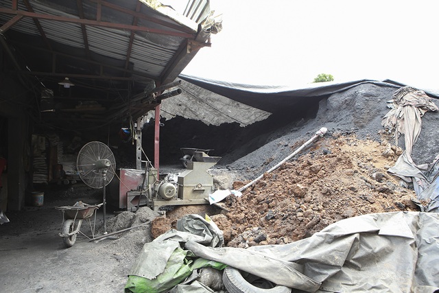 Người làm than tính kế mưu sinh trước “lệnh khai tử” ở Hà Nội - 11 Người làm than tính kế mưu sinh trước “lệnh khai tử” ở Hà Nội - 11