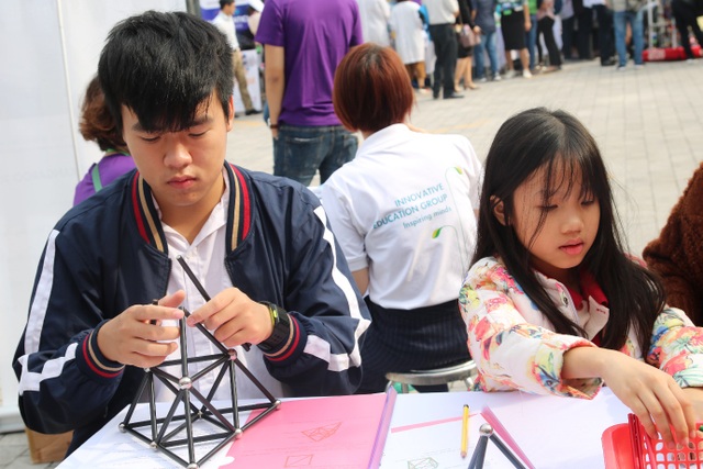 Hàng nghìn bạn trẻ thích thú trải nghiệm các mô hình toán học khác xa sách vở - 8 Hàng nghìn bạn trẻ thích thú trải nghiệm các mô hình toán học khác xa sách vở - 8