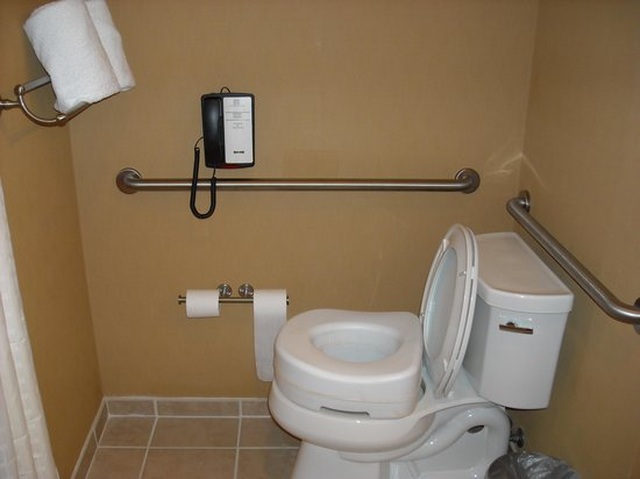 Tại sao các khách sạn hạng sang luôn có điện thoại trong phòng tắm? - 3