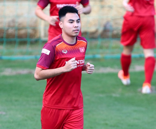 Bất chấp tin đồn “xé rào”, cầu thủ CLB Hà Nội tập sung chờ đấu UAE, Thái Lan - Ảnh minh hoạ 6