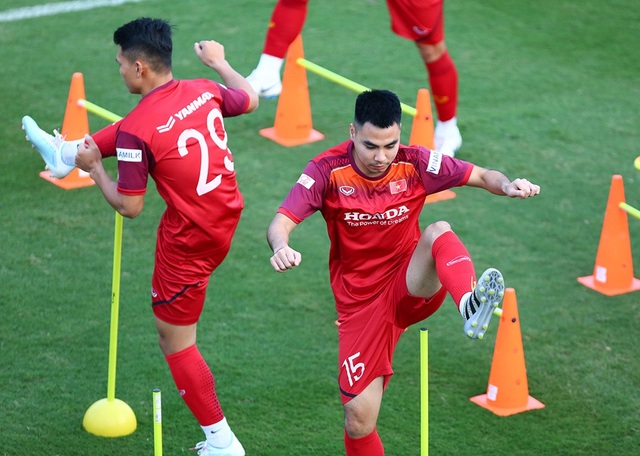 Bất chấp tin đồn “xé rào”, cầu thủ CLB Hà Nội tập sung chờ đấu UAE, Thái Lan - Ảnh minh hoạ 8