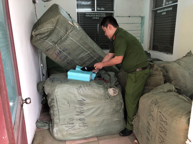 Tạm giữ 8 tấn quần áo, giày dép… không rõ nguồn gốc trên tàu - 1 Tạm giữ 8 tấn quần áo, giày dép… không rõ nguồn gốc trên tàu - 1