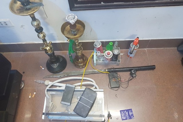Gã lưu manh đuổi người thân ra khỏi nhà lập lô cốt có camera, ống nhòm hồng ngoại - 4 Gã lưu manh đuổi người thân ra khỏi nhà lập lô cốt có camera, ống nhòm hồng ngoại - 4