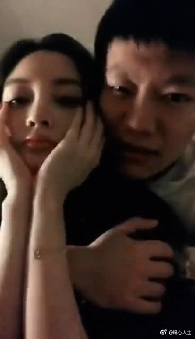 Lý Tiểu Lộ bị nghi lộ ảnh “nóng” sau clip nồng cháy với tình trẻ - 4 Lý Tiểu Lộ bị nghi lộ ảnh “nóng” sau clip nồng cháy với tình trẻ - 4