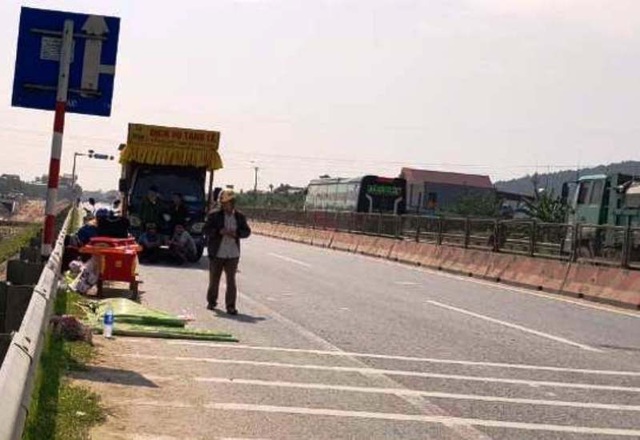 Đôi nam nữ thương vong trên đường đi bê tráp cưới về - 1 Đôi nam nữ thương vong trên đường đi bê tráp cưới về - 1