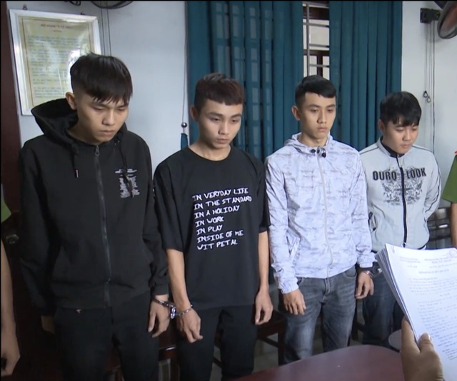 4 sinh viên rủ nhau cướp tài sản của người đi đường - 1 4 sinh viên rủ nhau cướp tài sản của người đi đường - 1